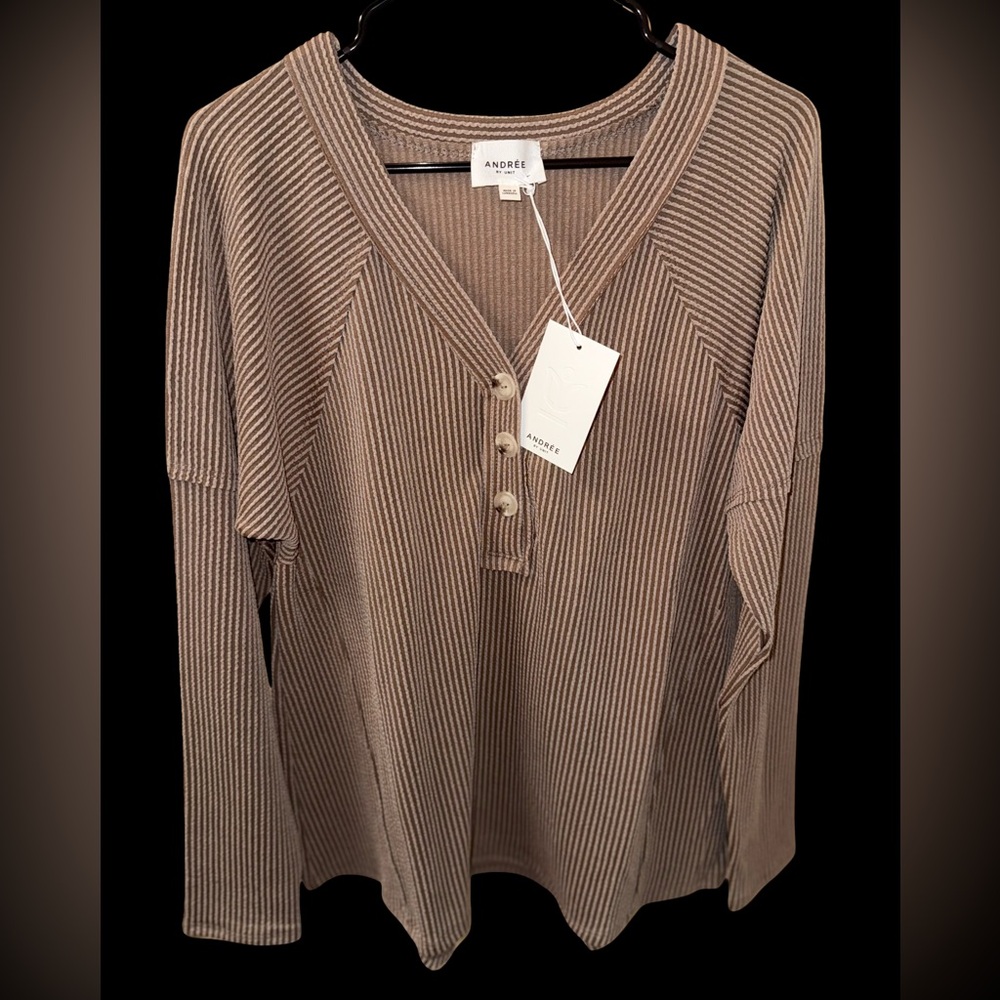 Andree Raised Ribbed Button V-Neck Knit Top - Picture 4 of 6